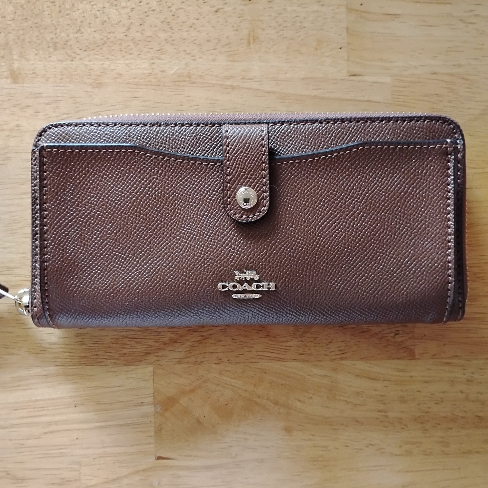 Coach Multifunctional Wallet In English Tan - Picture 15 of 16